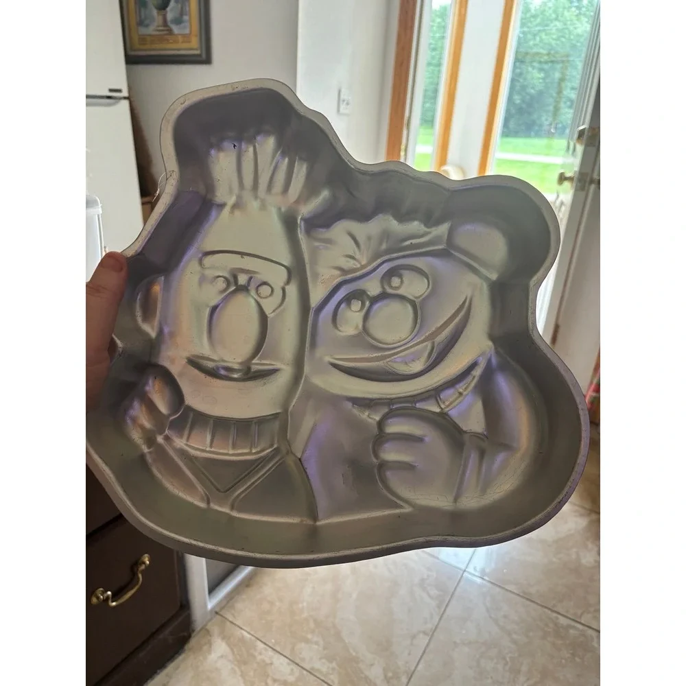 Bert and Ernie Cake Pan Wilton Sesame Street Muppets 1971-1977 502-7423